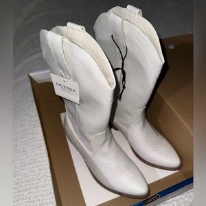 Arizona Jean Company Women's Cream Heeled Boots
